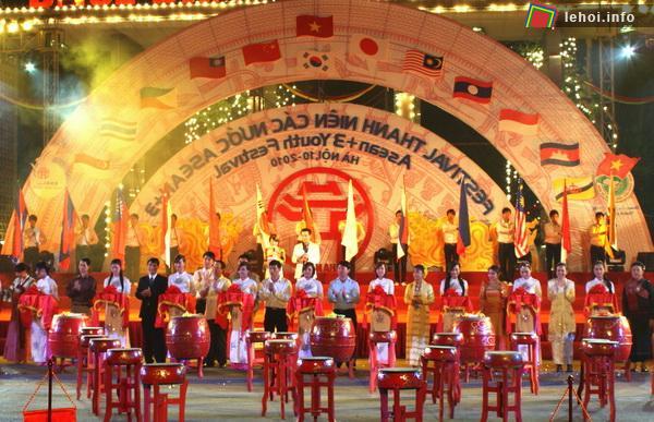 Cắt băng Khai mạc Triển lãm “Văn hóa các nước ASEAN + 3 với Thăng Long – Hà Nội”
