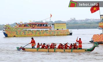 Trèo thuyền trên sông với trang phục thời nhà Lý