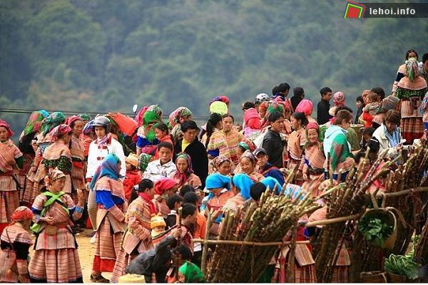 Đông đảo bà con tham gia hội chợ truyền thống Xuân Dương