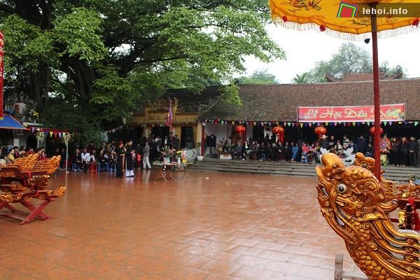 Quang cảnh đền Dầm nơi diễn ra lễ hội