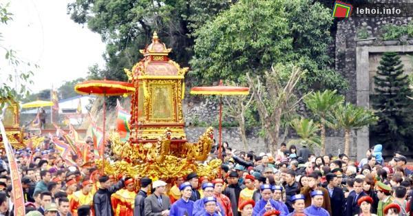 Đông đảo người dân tham gia hội đền Hát Môn