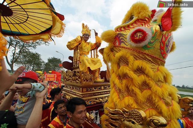 Kiệu Vua trong hội đền Sái