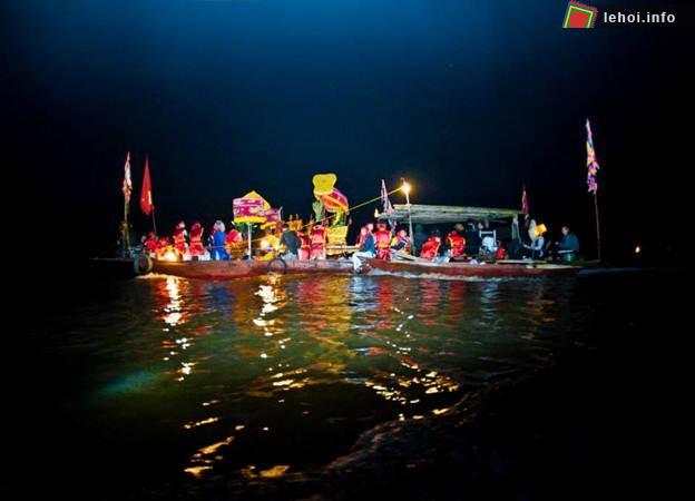 Hội làng chài Vạn Vĩ lung linh trong đêm
