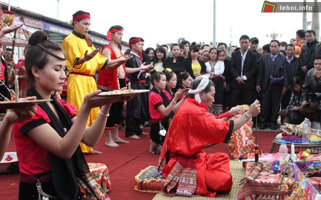 Thầy mo làm lễ cúng trong ngày hội