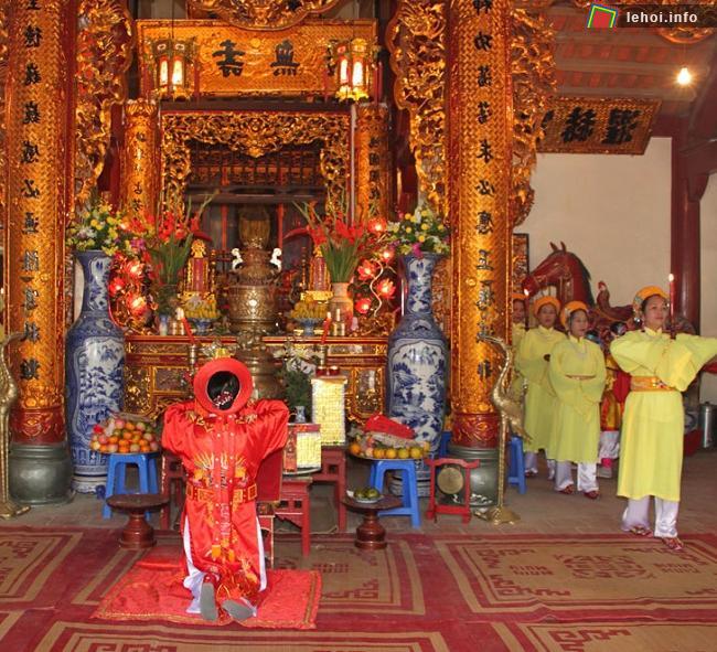 Tế lễ trang trọng trong hội đình Tứ Liên