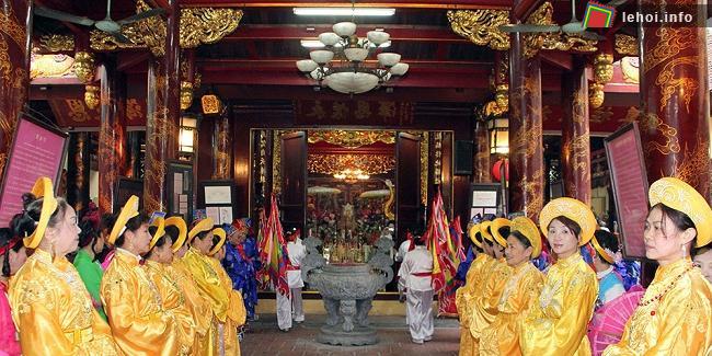 Hội đền Bạch Mã diễn ra trang trọng