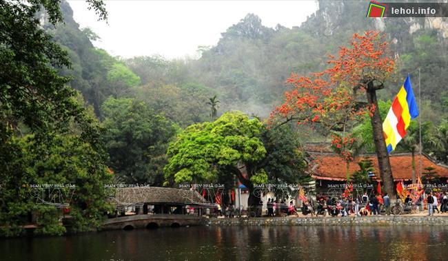 Hoa gạo nở là thời điểm diễn ra hội chùa Thầy