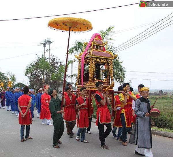 Đoàn rước hội làng Hạ Thái