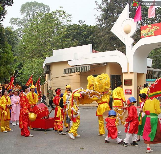 Không khí tưng bừng hội làng Sủi