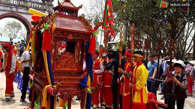 Lễ rước long trọng hội đền Quan Lớn Tuần Tranh