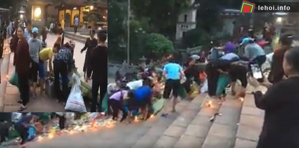 Hỗn loạn hàng trăm người hôi đồ cúng tại chùa Hương