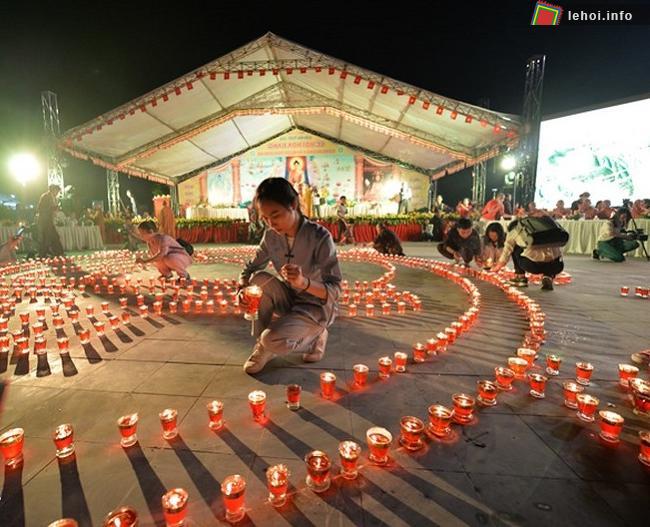 Ngọn nến thắp sáng tâm niệm lành trong đêm hội hoa đăng Tây Thiên