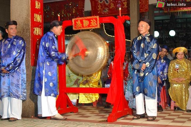 Đánh chiêng trong lễ Túc Yết
