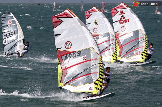 Hình ảnh sự kiện Giải Lướt ván Buồm Thế giới (World Cup Wind Surfing) được tổ chức tại Mũi Né – Bình Thuận bởi công ty AHI của ông Pascal Lefebvre một người Pháp đầu tư và định cư lâu dài ở Bình Thuận
