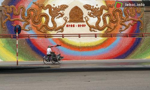 Logo và các biển quảng cáo xuất hiện ở nhiều nơi trên đường phố