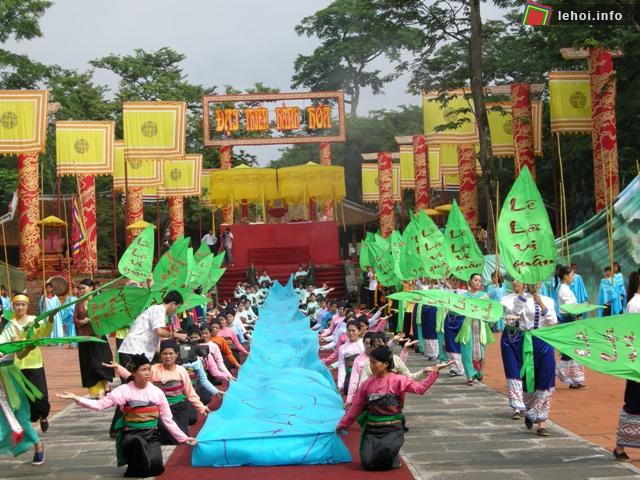 Biểu diễn văn nghệ tại lễ hội