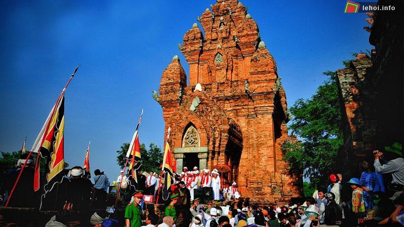 Đông đảo người dân đến dự lễ hội ở Tháp Chăm Pô Sah Inư