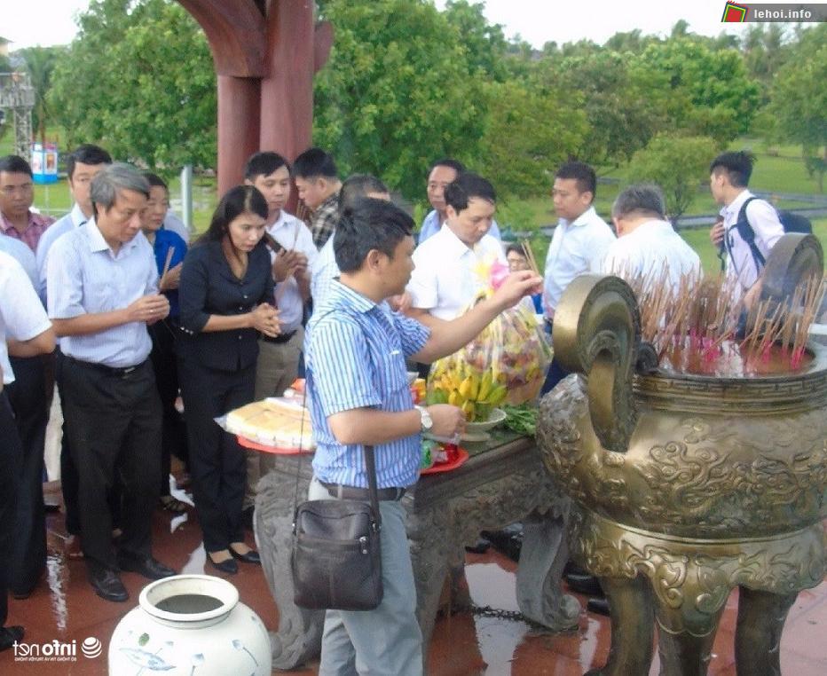 Thắp hương tri ân các anh hùng liệt sĩ ở Quảng Trị