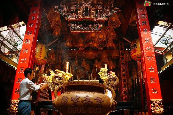 Dâng hương ở chính điện