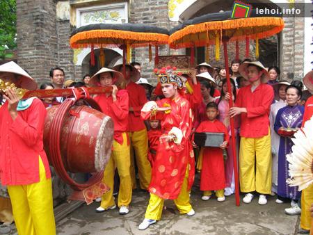 Ông hiệu trống phát lệnh tập trung các lực lượng dàn quân tại sân đình