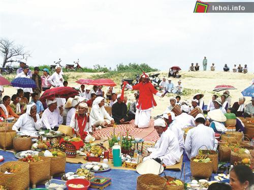 Quang cảnh buổi lễ cầu mưa