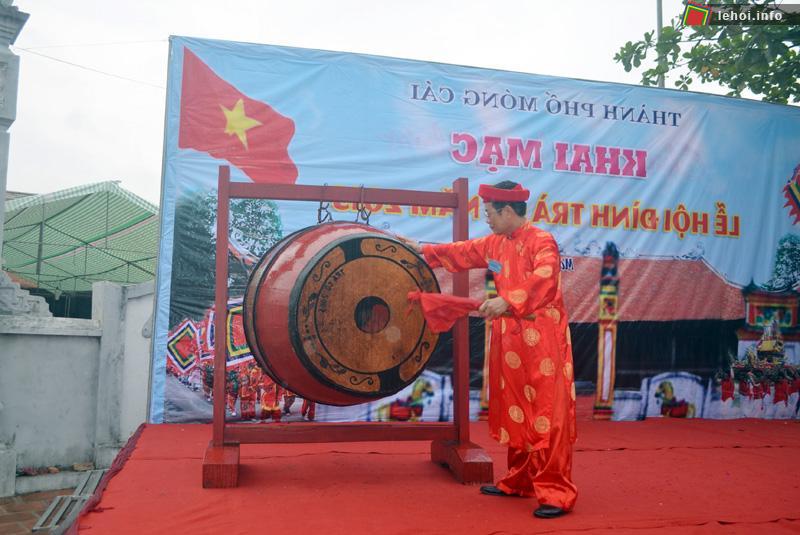 Đánh trống khai hội