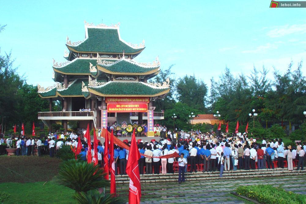 Người dân và du khách đến tham dự lễ hội Nguyễn Đình Chiểu tại Bến Tre