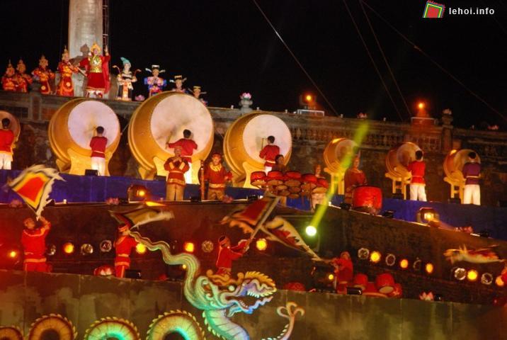 Đánh trống khai hội