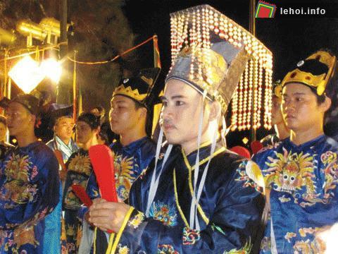 Nhà vua và văn võ bá quan hành lễ trước đàn tế