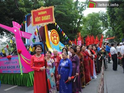 Các đoàn đại biểu tham gia lễ hội kỷ niệm 585 năm ngày Vua Lê Thái Tổ đăng quang (1428-2013).