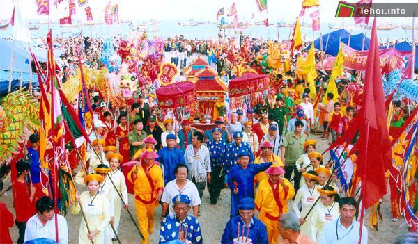 Lễ rước kiệu trong Lễ hội Dinh Cô 2010
