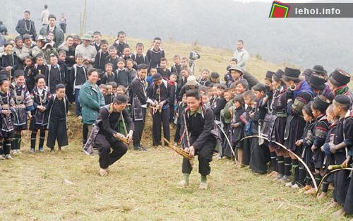 Biểu diễn múa khèn trong lễ hội