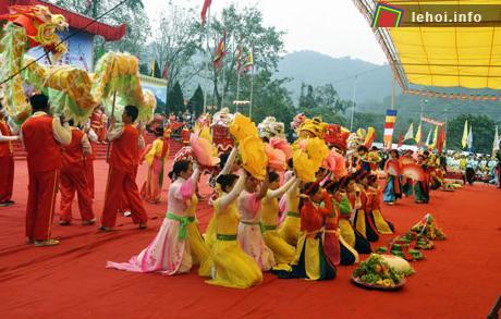 Biểu diễn văn nghệ tại lễ hội