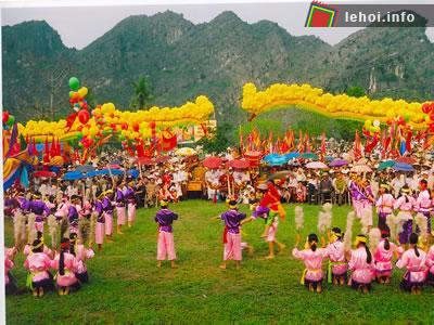 Biểu diễn múa rồng tại lễ hội