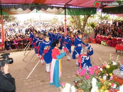 Một tiết mục đặc sắc của trò Xuân Phả diễn ra tại hội làng Xuân Phả