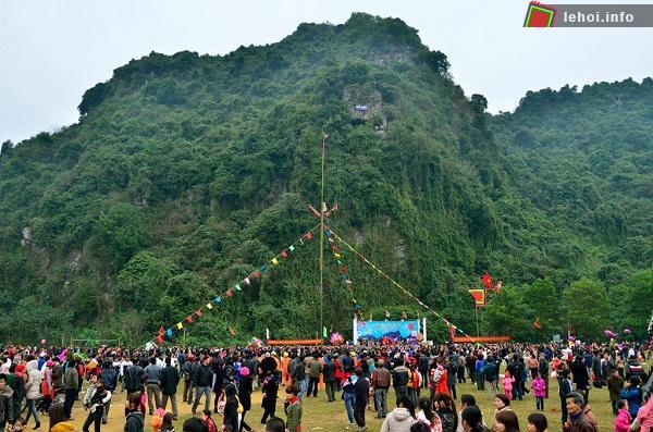 Vui hội tại lễ hội Động Tiên