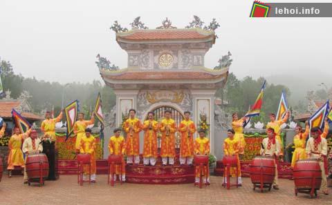 Đánh trống Hồn thiêng sông núi