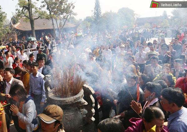 Người dân địa phương cùng các du khách thành kính dâng hương lên 