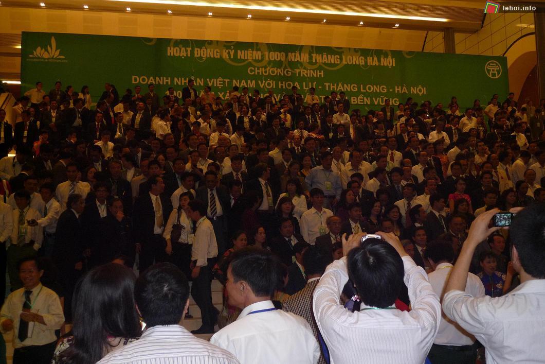 Hơn 2.500 đại biểu, trong đó có hơn 1.000 doanh nhân đã từ Hà Nội về Chùa Bái Đính, Ninh Bình sáng 4-3-2010 tham gia lễ hội “Doanh nhân Việt Nam với Hoa Lư - Thăng Long - Hà Nội 100 năm xây dựng và phát triển bền vững”.