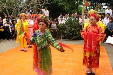 Nghi lễ dâng hương được cụ cao niên thực hiện