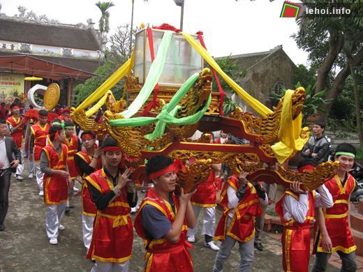 Rước kiệu tại lễ hội đình Dương Khê