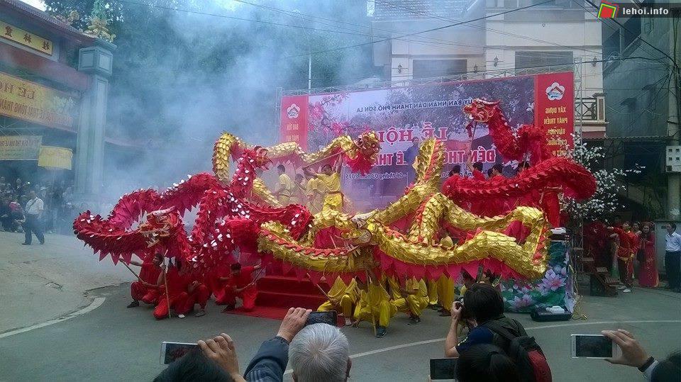 Màn biểu diễn múa rồng trong ngày hội