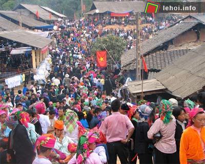 Người dân nô nức đi trảy hội chợ tình Xuân Dương - Bắc Kạn