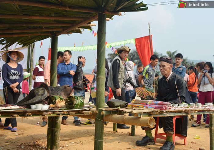 Thực hiện nghi lễ tế Vía lúa trong lễ xuống đồng ở Mường Cúc