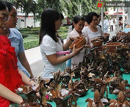 Khách tham quan chọn mua các sản phẩm thủ công mỹ nghệ từ dừa