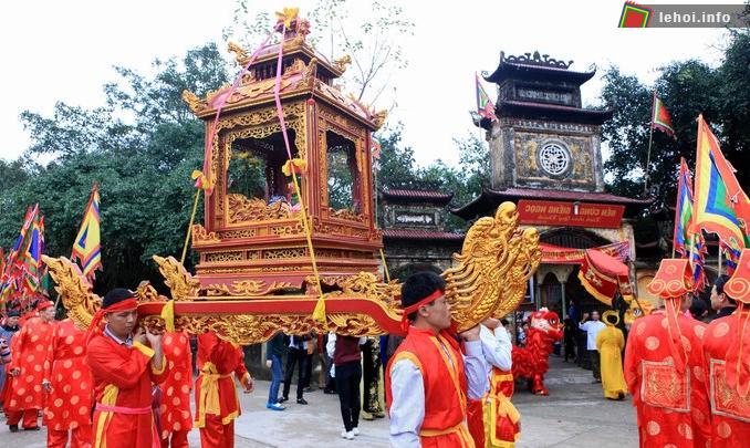 Lễ rước kiệu do hàng trăm người dân trong làng tham gia