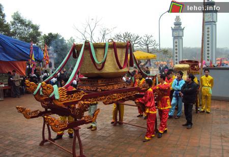 Lễ rước kiệu Vạc đồng tại lễ hội