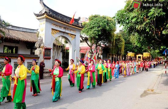 Lễ rước kiệu với sự tham gia của hàng nghìn người kéo dài 2km đi qua các đình, đền, chùa trong thành phố