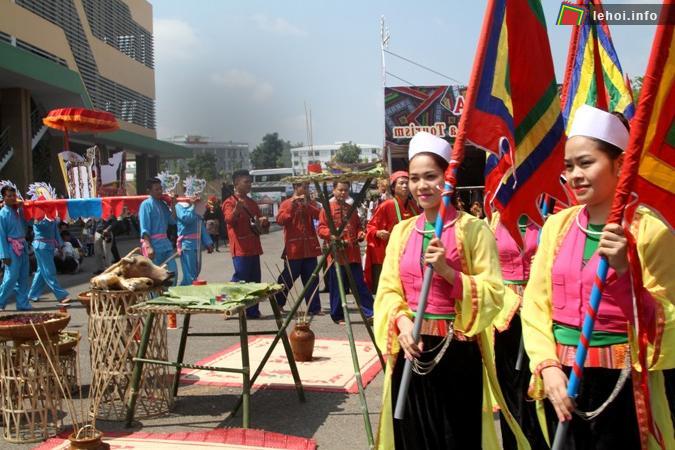 Dân làng rước Thánh ra sân hội
