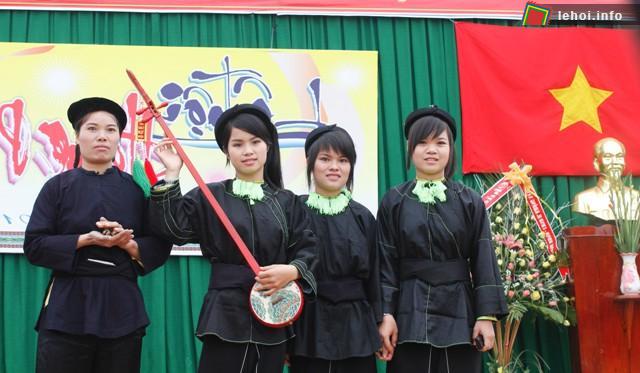 Biểu diễn đàn tính, hát then